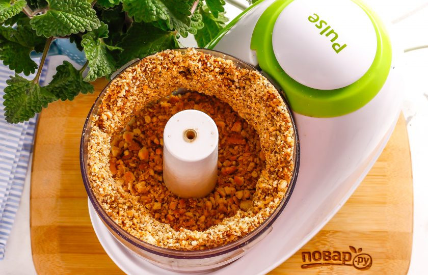 1. Этап. Постное пирожное Картошка: Измельчите все еще 3-5 минут, чтобы в массе не осталось крупных кусочков.