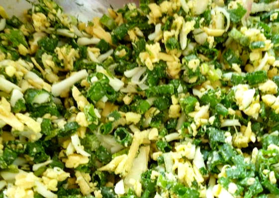 1. Этап. Вареники со шпинатом: Яйца отварим вкрутую. Трем сыр на терке. Можно взять мягкий сыр или творог. Тогда добавьте в него немного соли. Яйца нужно покрошить и перемешать с зеленью и сыром.