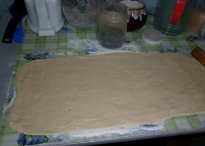 1. Этап. Маковики: 2. Разделите тесто на две части и раскатайте тонко на присыпанной мукой поверхности.