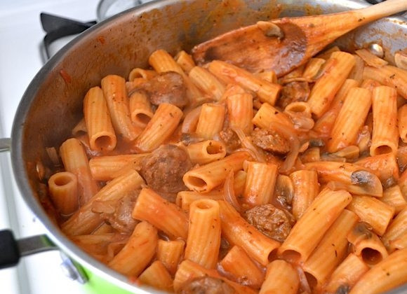 1. Этап. Макароны с сосисками и грибами в томатном соусе: 8. Спустя 15 минут снимите крышку, большая часть жидкости к тому моменту должна уже испариться.