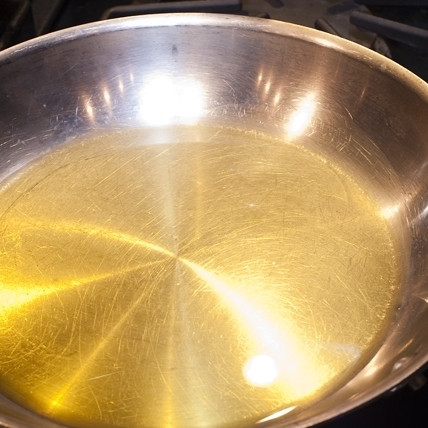 1. Этап. Фасоль стручковая жареная: 6. В большую сковороду влейте масло, поставьте огонь на средний.