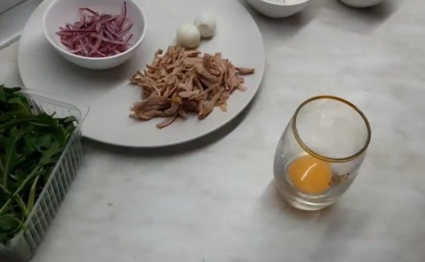 1. Этап. Вкусный салат с грушами и мясом: 4. Приготовьте заправку: желток с горчицей, оливковым маслом, лимонным соком и солью взбейте, чтобы масса стала светлой.