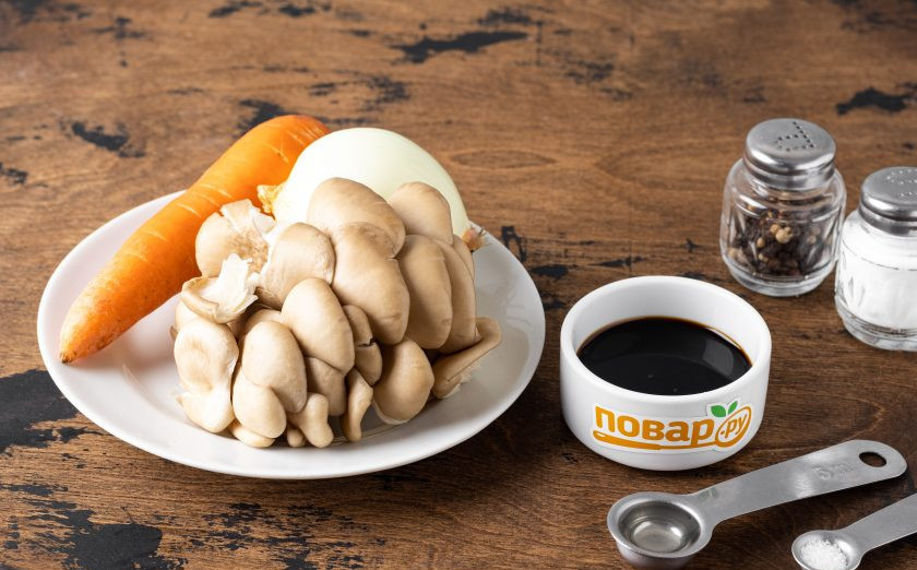 1. Этап. Жареные вешенки в соевом соусе: Подготовьте все ингредиенты.