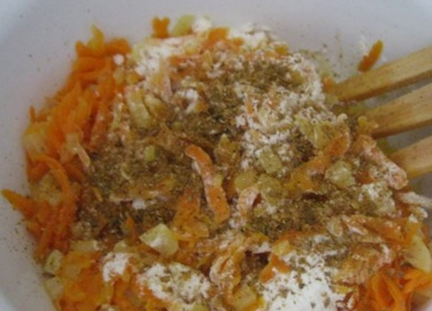 1. Этап. Гуляш из курицы в мультиварке: 5. После того, как наши овощи будут готовы, выложите их в тарелку, притрусите приправами и мукой.