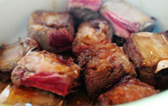 1. Этап. Ребрышки с вином и сливками: 1. Нагреть оливковое масло в большой кастрюле на сильном огне. Посыпать ребра с обеих сторон солью и перцем. Быстро обжарить ребра с обеих сторон, используя щипцы, около 1 1/2 минут с каждой стороны. Выложить на тарелку.