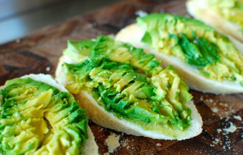 1. Этап. Брускетта с авокадо и томатами: 3. Добавьте на каждый кусочек немного морской соли.