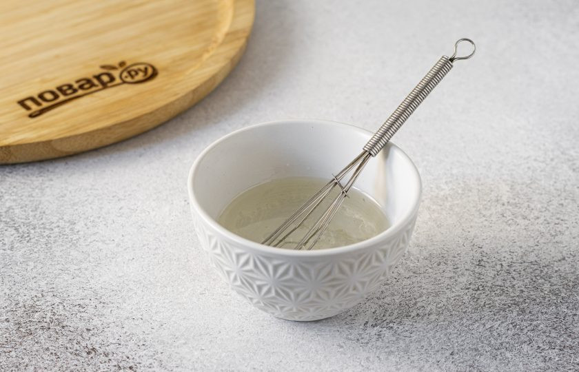 1. Этап. Печенье с семечками подсолнуха и кунжутом: Горячую воду смешайте с растительным маслом.