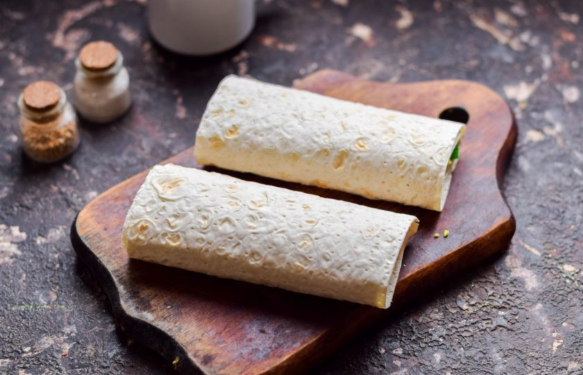 1. Этап. Пирожки из лаваша с яйцом и луком: Сверните заготовки, чтобы получились небольшие пирожки.