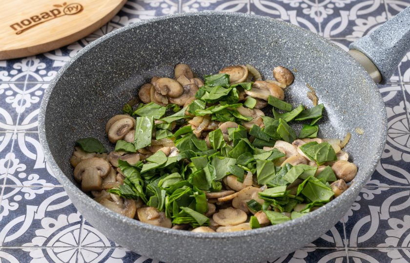 1. Этап. Блины из рисовой бумаги с шампиньонами: Добавьте порезанный шпинат и тушите все вместе еще 1-2 минуты до мягкости шпината.