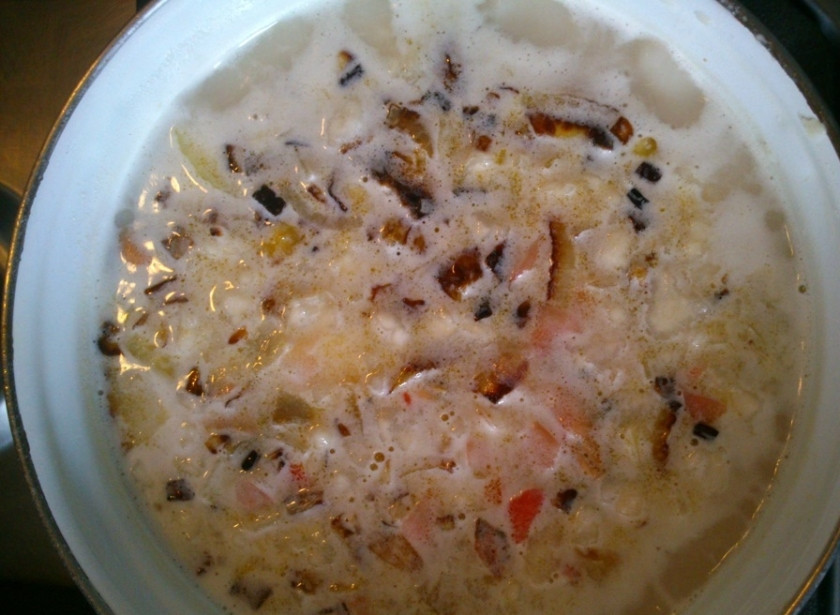 1. Этап. Суп из мидий и креветок: Теперь добавьте в суп толченый чеснок, мидии и креветки, а также влейте сливки. Варите не более трех минут, иначе морепродукты станут жесткими, буквально 