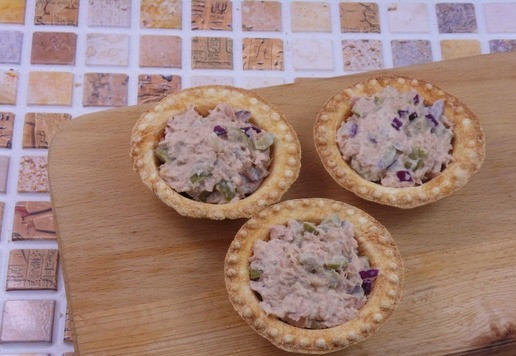 1. Этап. Тарталетки с тунцом и свекольным паштетом: В готовые тарталетки выложить начинку из тунца.