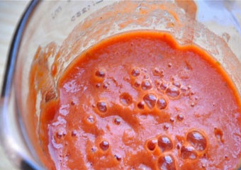 1. Этап. Треска под маринадом в мультиварке: Помидоры моем, разрезаем на части и отправляем в блендер. Туда же добавляем стакан воды, чеснок, сок половины лимона и сахар. Измельчаем все продукты до однородной массы.