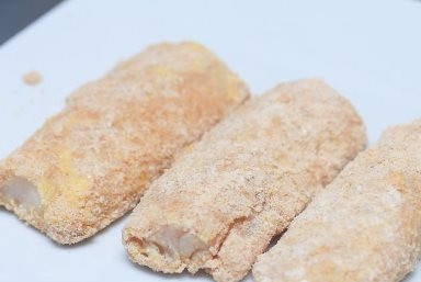 1. Этап. Запеченная треска в панировке: Каждый кусочек рыбы равномерно обваляйте в панировке.