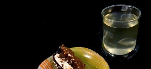 1. Этап. Шоколадный десерт с нежным творожным кремом: Имейте в виду! Шоколадная форма достаточно легко ломается, поэтому разрезайте десерт на кусочки осторожно. Можете предварительно немного подержать нож под горячей водой (несколько секунд) Какой десерт без вкусного чая? Я решила приготовить к нему зеленый чай с дольками лимона, мандарина и листиками мяты. Вы конечно можете заварить любой чай по вашему желанию! Для дополнительного эффекта: если поставить десерт в холодильник на полчаса, он станет похож на мороженое и будет еще вкуснее. Приятного аппетита!