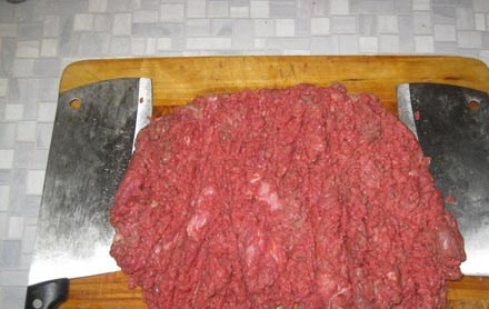 1. Этап. Фарш для пельменей: Далее готовим мясорубку и пропускаем мясо через крупную насадку. Мой муж где-то вычитал, что для чисто русского варианта пельменей, фарш должен быть рубленый, ну и теперь усердствует иногда над мясом с помощью топорика.