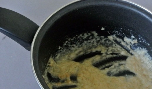 1. Этап. Хот-доги с сырным соусом: На среднем огне обжарить муку в сливочном масле 2-3 минуты.