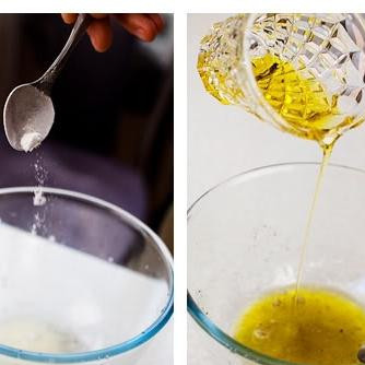 1. Этап. Салат из сулугуни и винограда: Начинаем с приготовления заправки. Смешиваем половину оливкового масла, лимонный сок и сахарную пудру.