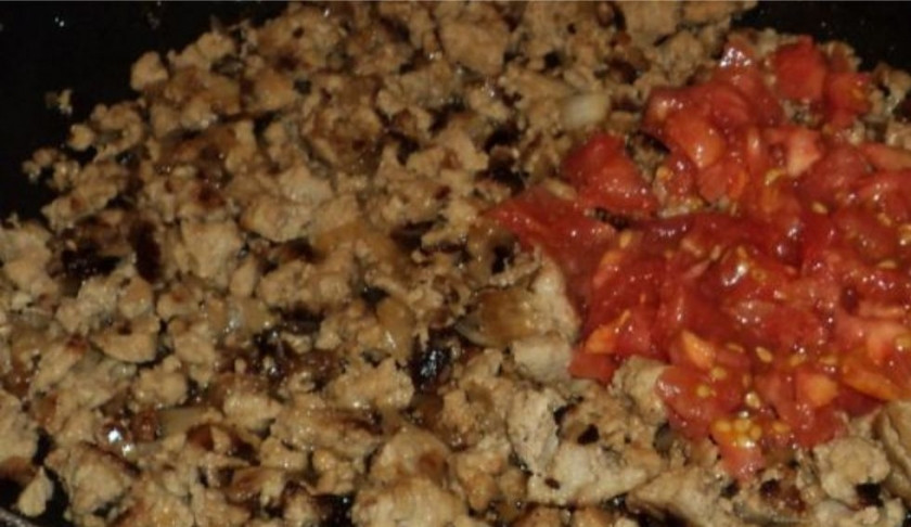 1. Этап. Лапша по-флотски: 4. Очистите помидоры, мелко нарежьте и добавьте к фаршу.