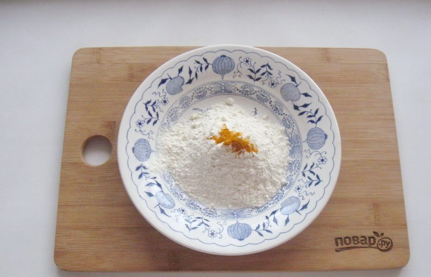 1. Этап. Рыбные котлеты с майонезом: В тарелку насыпьте муку, добавьте молотую куркуму.