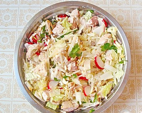 1. Этап. Салат из капусты с курицей и редисом: 6. В миске смешиваем нарезанные овощи, сыр и мясо. Добавляем сюда измельченного чеснока, подсаливаем, добавляем оливкового масла, перемешиваем. Добавляем немного петрушки.