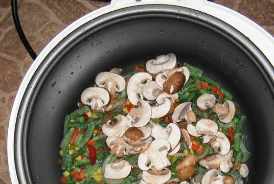 1. Этап. Печень с грибами в мультиварке: Теперь выкладываем все ингредиенты в мультиварку. Если хотите, чтобы была подлива - добавьте стакан воды. Ставим режим либо 