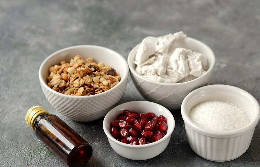 1. Этап. Кокосовое парфе: Подготовьте все ингредиенты. Кокосовое молоко заранее уберите в холодильник и оставьте на ночь. Затем слейте жидкость, а густую плотную массу используйте для крема.