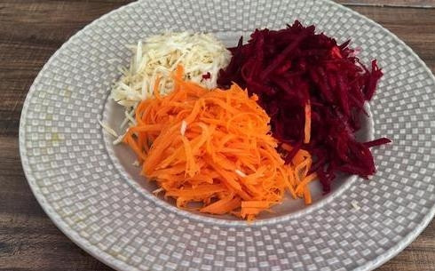 1. Этап. Овощной слоеный салат: Овощи чистим от кожуры и нарезаем соломкой или трем на крупной терке.