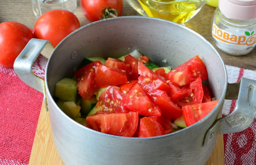 1. Этап. Цукини с помидорами и перцем на зиму: Добавьте помидоры, всыпьте соль и влейте уксус.