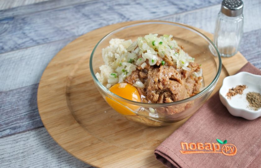 1. Этап. Шведские фрикадельки с кремовым соусом: Соедините в миске фарш, соль, специи, лук, замоченный в сливках хлеб, яйцо. Тщательно вымесите фарш до однородности.