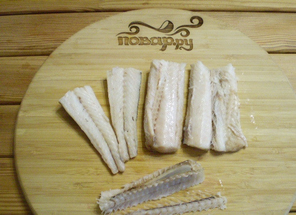 1. Этап. Салат Обезьянка с корейской морковкой: Снимите кожу с мяса, удалите плавники и хребет.