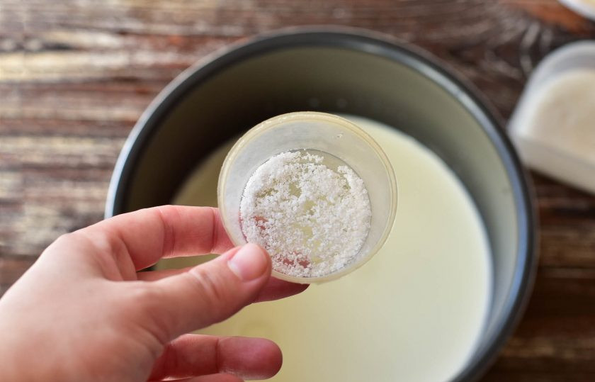 1. Этап. Молочный рисовый суп в мультиварке: Добавьте соль.