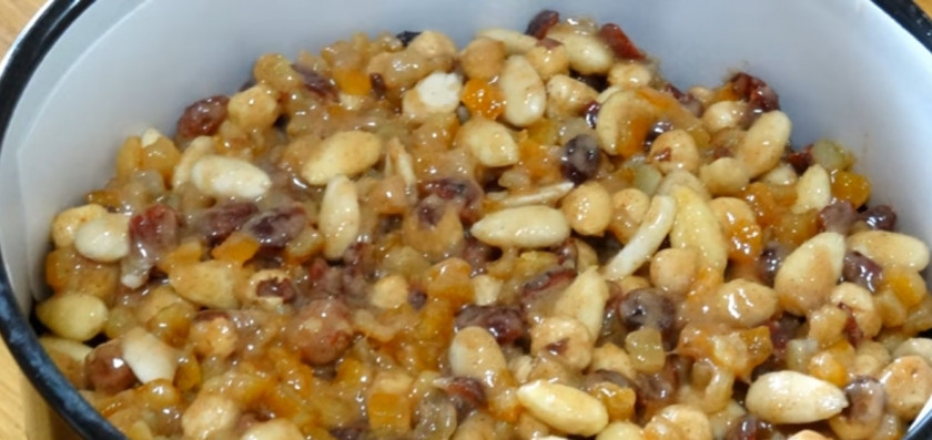 1. Этап. Торт Панфорте: 7. Равномерно (не придавливая) распределите массу в форме, застеленной рисовой бумагой.