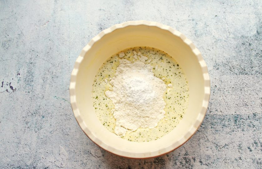 1. Этап. Мятные кексы: Муку соедините с разрыхлителем и просейте в массу. Перемешайте до однородного, жидкого теста.