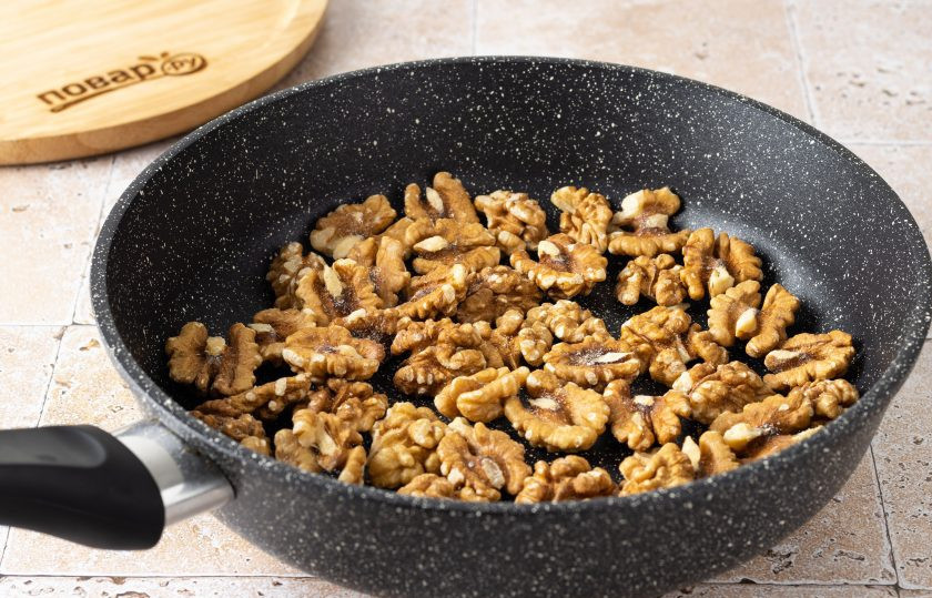 1. Этап. Шоколадно-ореховая паста из грецких орехов: Грецкие орехи слегка подсушите в сковороде.