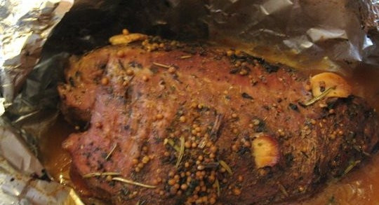 1. Этап. Говядина в фольге: Затем уменьшаем градусы до 180 и запекаем мясо еще 1,5 часа. За 10 минут до окончания готовки можно фольгу раскрыть — и будет аппетитная корочка.