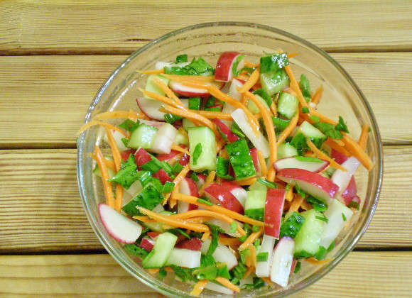 1. Этап. Салат из зелени и овощей: 8. Перемешиваем. Салат из зелени и овощей готов!