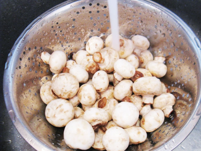 1. Этап. Курица с шампиньонами в горшочке: Шампиньоны тоже промыть и нарезать - средние на 2-4 части, крупные на несколько. Совсем маленькие грибочки можно положить целиком.