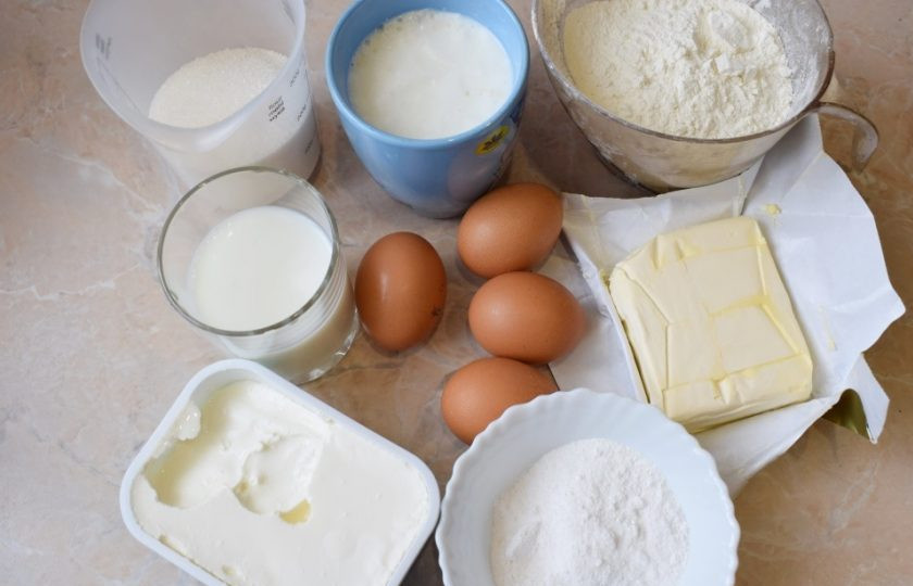 1. Этап. Бисквитный торт с крем-чизом: Для приготовления бисквита подготовьте все необходимые ингредиенты. Муку просейте через сито, чтобы насытить кислородом.