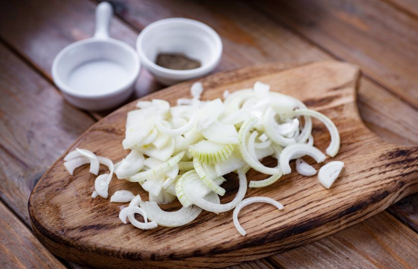 1. Этап. Баклажаны тушеные с картошкой и мясом: Лук нарежьте тонкими полукольцами.