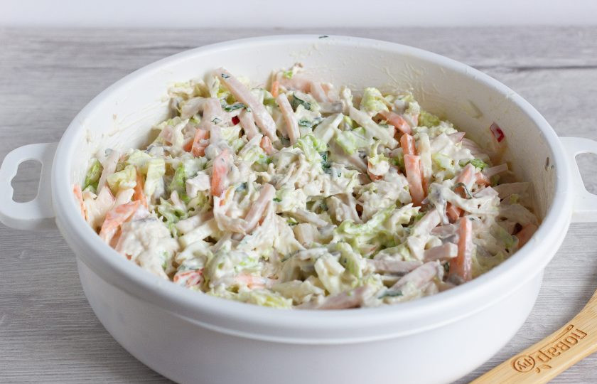 1. Этап. Салат Ласточкино гнездо: Добавьте грибы к основной массе салата, заправьте соусом и всё хорошо перемешайте.