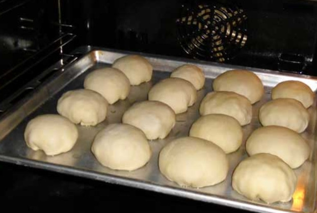 1. Этап. Самса круглая: Обмакиваем каждую самсу в растительное масло и выкладываем на противень, швом вниз. Выпекаем 40 минут, температура 180 градусов.