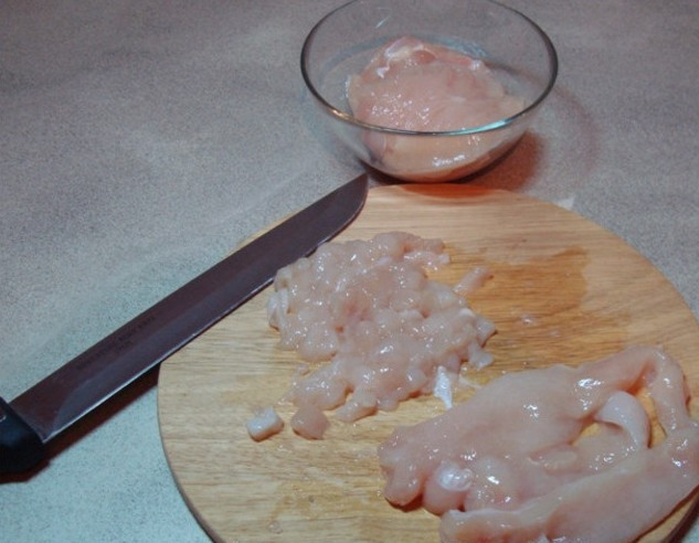 1. Этап. Пирожки с куриным фаршем: Если фарш уже готовый, то хорошо. Ну а мне пришлось мелко нарезать куриное филе.