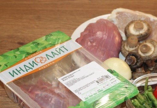 1. Этап. Закусочные пирожки с рубленной индейкой: 9. Пока подходит тесто, приготовим начинку. Смешиваем кетчуп, сметану и мягкое сливочное масло, солим и перчим - эта смазка в открытые пироги. Ее можно приготовить и по вкусу.