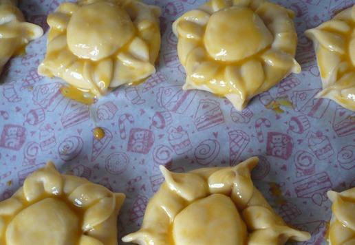 1. Этап. Булочки с плавленым сыром Ассорти: Готовые булочки выложите на противень застеленный пергаментной бумагой, накройте пищевой пленкой и дайте им постоять в тепле около 15 минут. Затем булочки смажьте яйцом.