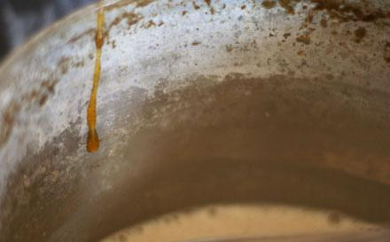 1. Этап. Крем-карамель в горшочках: 1. Разогреть духовку со стойкой в центре до 150 градусов. Выстелить большую форму двойным слоем пергаментной бумаги, а затем поместить в нее 8 порционных горшочком объемом 120 мл. Довести воду в чайнике до кипения, выключить огонь и оставить в сторону. Перемешать сливки и молоко в кастрюле на среднем огне или подогреть в микроволновой печи, отложить в сторону. Отсыпать 1/4 чашки сахара и отложить в сторону. Нагреть среднюю кастрюлю с толстым дном на среднем огне и насыпать 2 столовые ложки оставшегося сахара. Как только сахар растает, перемешать. Когда цвет станет однородным, добавить еще 2 столовые ложки сахара и продолжать размешивать, пока он не растает. Добавить оставшиеся 1/4 чашки сахара, по 2 столовые ложки за один раз. Когда весь сахар станет янтарного цвета, добавить теплые сливки и молоко, постоянно помешивая. Смесь будет пузыриться. Снять кастрюлю с огня.