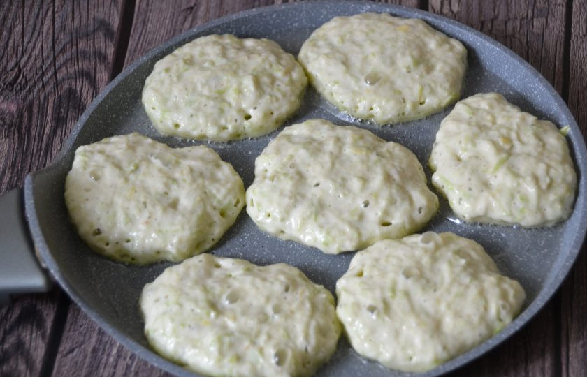 1. Этап. Оладьи из кабачков на дрожжах: Жарьте оладьи с обеих сторон на рафинированном растительном масле.