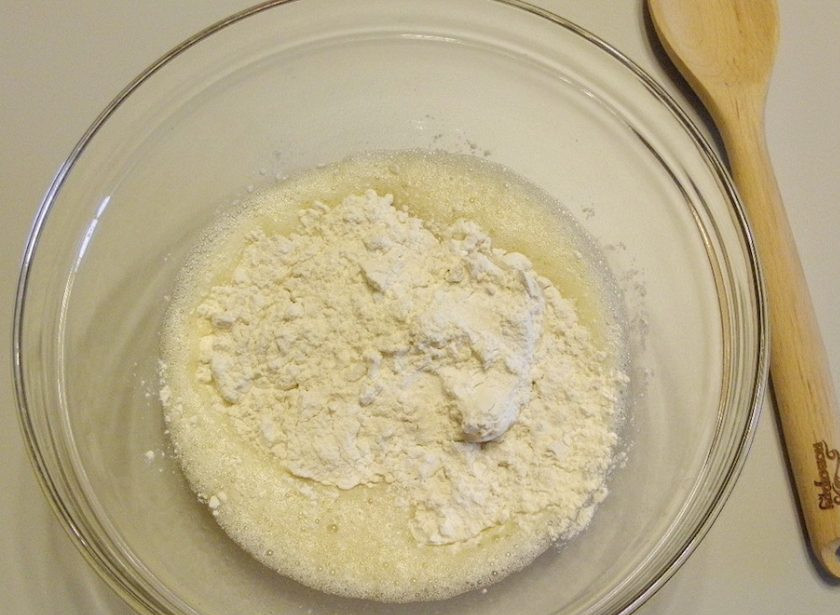 1. Этап. Тесто на лапшу: 2. Муку выложите горкой, сделайте в ней углубление типа колодца, в него вылейте яичную смесь. Туда же вылейте масло. Замесите тесто.