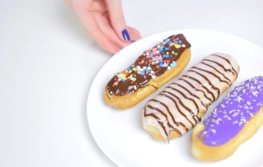 1. Этап. Простые эклеры: 7. Дайте эклерам остыть и с помощью кондитерского мешка наполните кремом через ранее проделанные дырочки сверху эклеров. Украсьте эклеры сахарной глазурью и растопленным шоколадом. Посыпьте орехами, конфетти и кокосовой стружкой. Приятного аппетита!