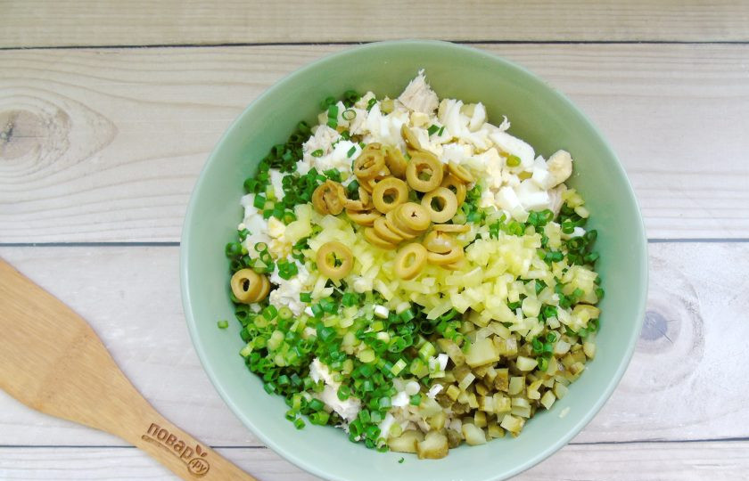 1. Этап. Салат Оливье с курицей, сладким перцем и оливками: Болгарский перец очистите, помойте и нарежьте мелко. Оливки нарежьте колечками. Добавьте в салат.