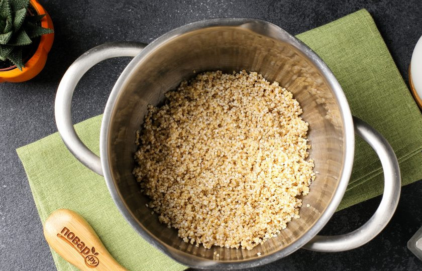 1. Этап. Каша ячневая с тыквой: Ячневую крупу промойте и пересыпьте в кастрюлю.